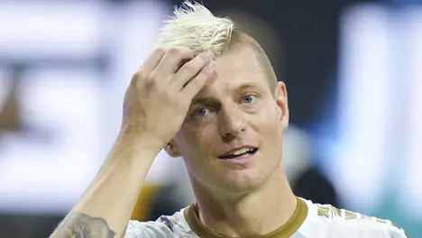 欧冠焦点战：C罗进球回应球迷呼唤，展现自信领导力率队领先